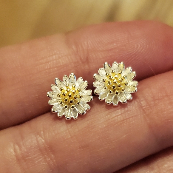 NWOT 925 Sterling Silver Daisy Stud Earrings - Picture 4 of 6